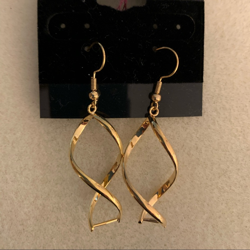 NWT Gold spiral earring